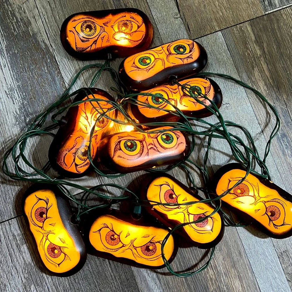 Halloween 🎃 a green eyes 👀 lights 9 glowing vintage retro 4x2” each outdoors